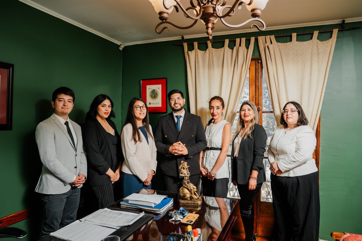 Reunión de equipo analizando causas