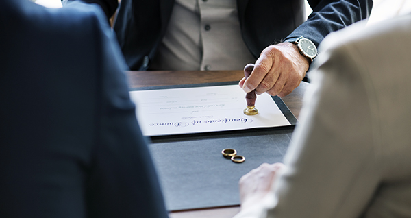 Matrimonio firmando divorcio